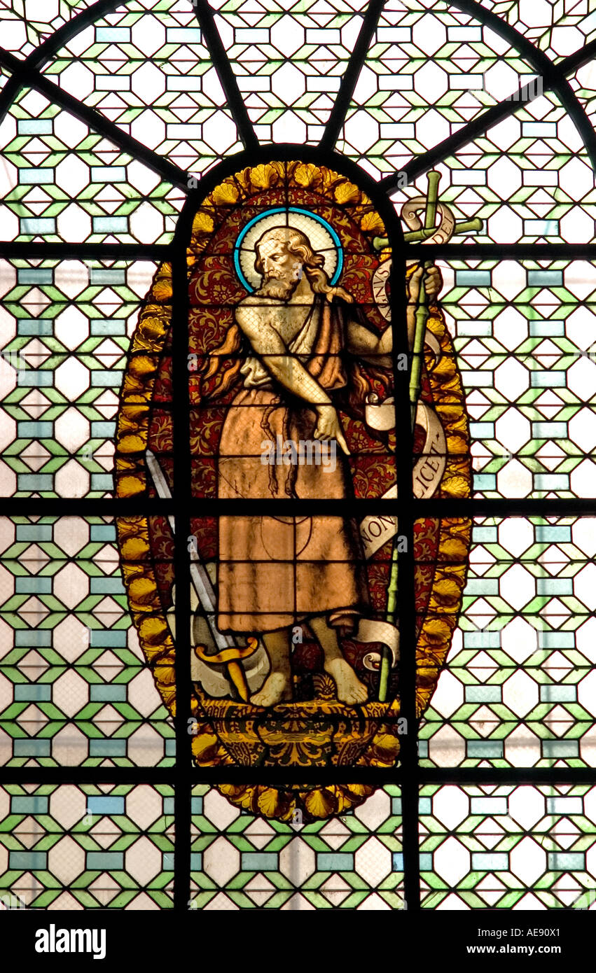 Parigi, Francia. Chiesa di St Sulpice. Finestra di vetro colorato che mostra San Giovanni Battista Foto Stock