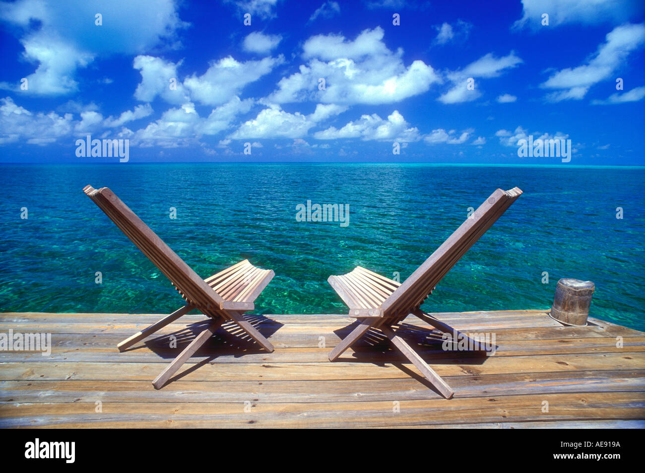 Legno di due sedie a sdraio affacciata sul mare verso l'orizzonte del Mar  dei Caraibi Foto stock - Alamy