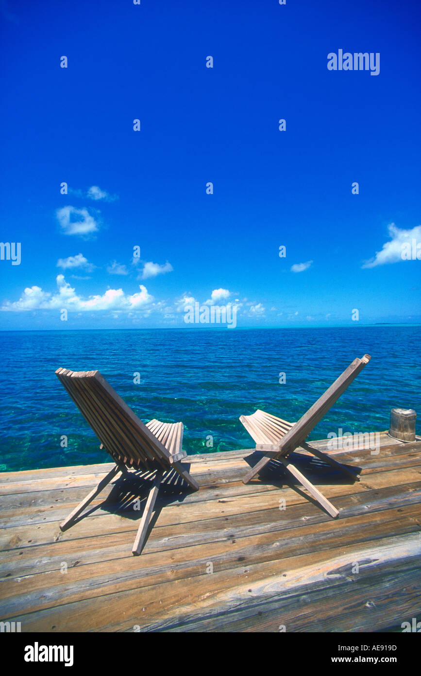 Legno di due sedie a sdraio si affacciano sul mare verso l orizzonte del Mar  dei Caraibi Foto stock - Alamy