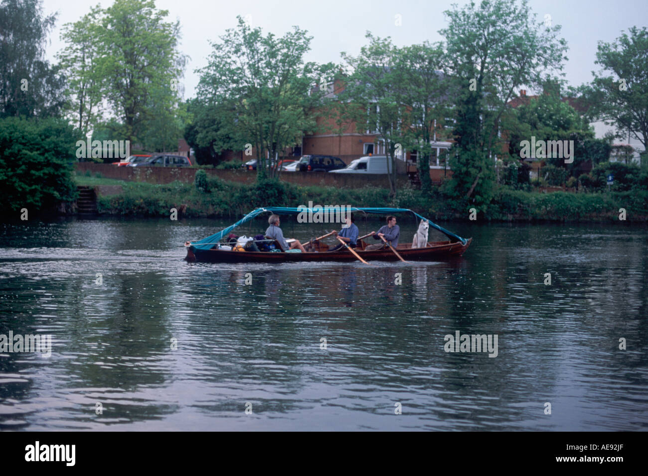 Ricreazione di Jerome K Jerome del romanzo "Tre Uomini in Barca" (con il cane) sul Fiume Tamigi a Staines, Middlesex, Inghilterra Foto Stock