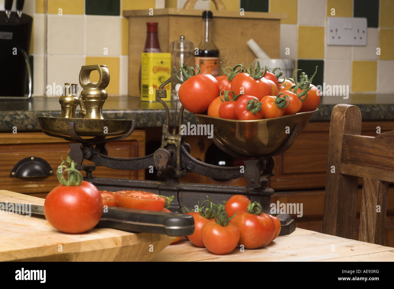 Pomodori cresciuti in casa in un paese tradizionale cucina con scale rustico Foto Stock