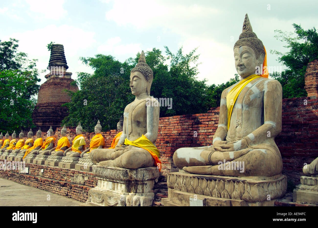 Wat Yai Chai Mongkol con filari di statue di Buddha di grandi e piccoli in un attraente impostazione archeologico in Ayutthaya, Thailandia. Foto Stock