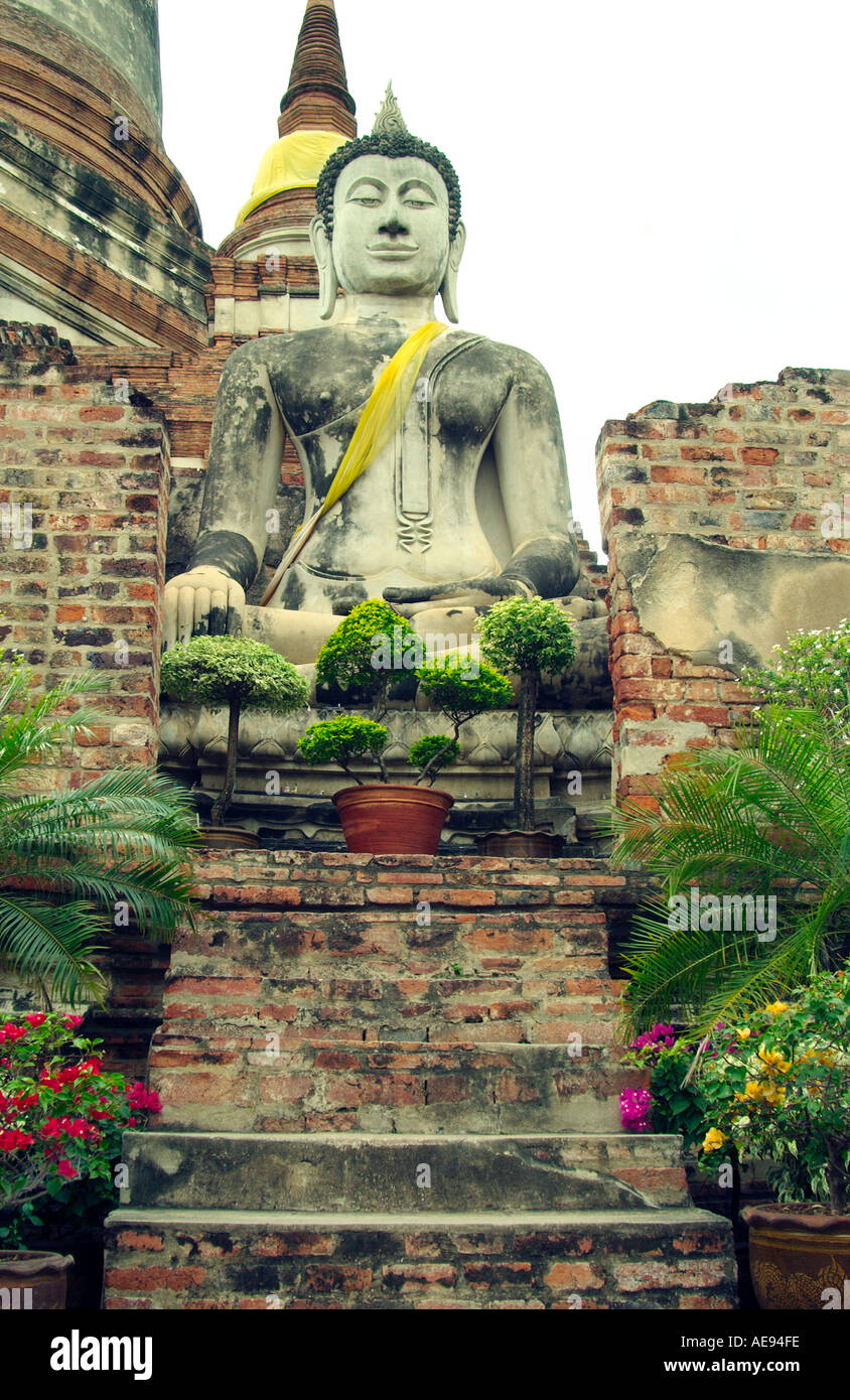 Wat Yai Chai Mongkol con una grande statua del Buddha su un piedistallo in un attraente impostazione archeologico in Ayutthaya. Foto Stock