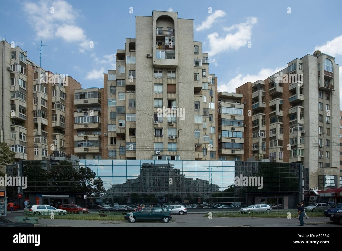 Architettura vecchia e nuova allo svincolo Calea 13 Septembrie, Bucarest, Romania, Europa UE Foto Stock