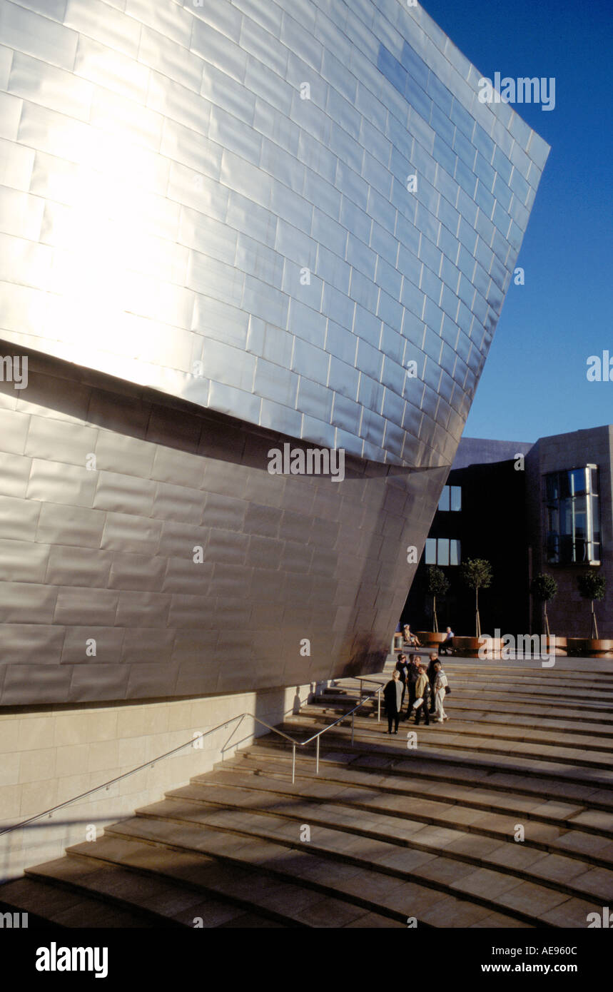 Il visitatore mostra scala del Guggenheim Museum di arte moderna progettato in titanio da architetto americano Frank Gehry a Bilbao Spagna Foto Stock