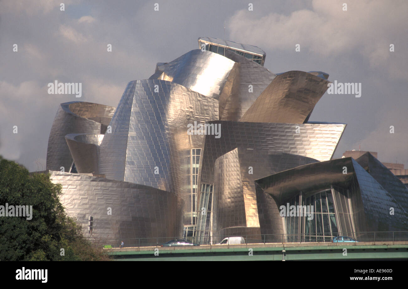 Guggenheim Museum di arte moderna progettato in titanio da architetto americano Frank Gehry a Bilbao Spagna Foto Stock