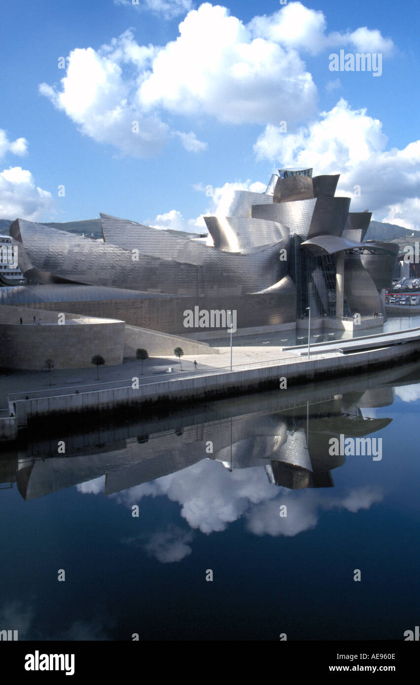 Guggenheim Museum di arte moderna progettato in titanio da architetto americano Frank Gehry a Bilbao Spagna Foto Stock