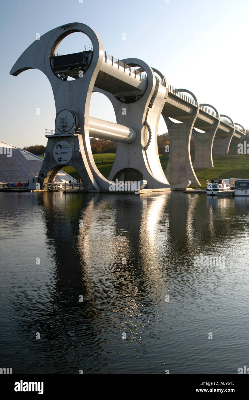 Falkirk Wheel Scozia 1 moderno sistema di bloccaggio consentendo il viaggio in barca da ovest ad est delle coste della Scozia Foto Stock