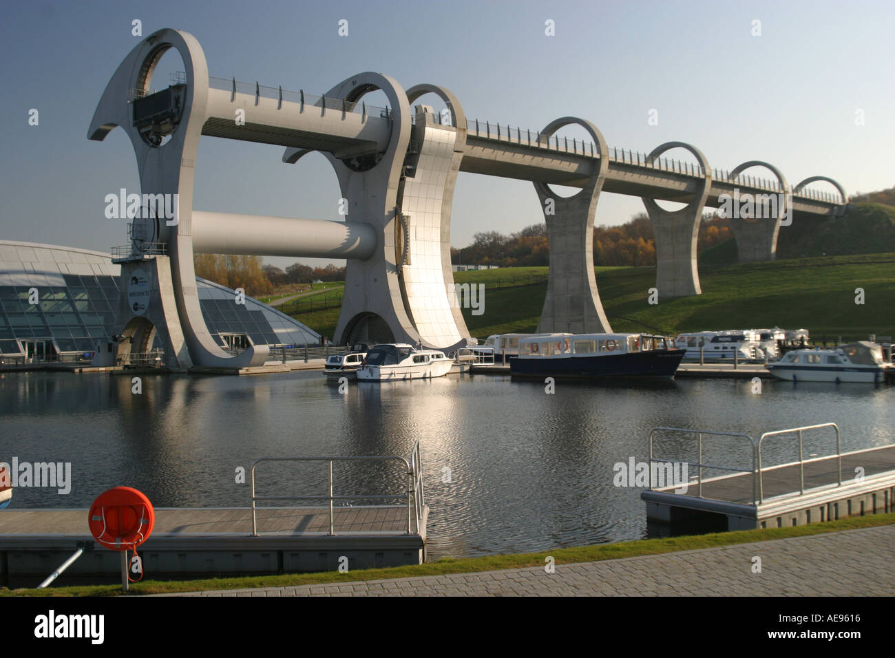 Falkirk Wheel Scozia 2 moderno sistema di bloccaggio consentendo il viaggio in barca da ovest ad est delle coste della Scozia Foto Stock