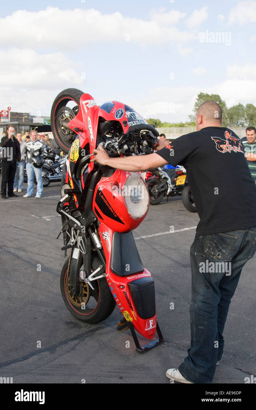 Moto stunt man a Ace Cafe UK London Ace Corner Foto Stock