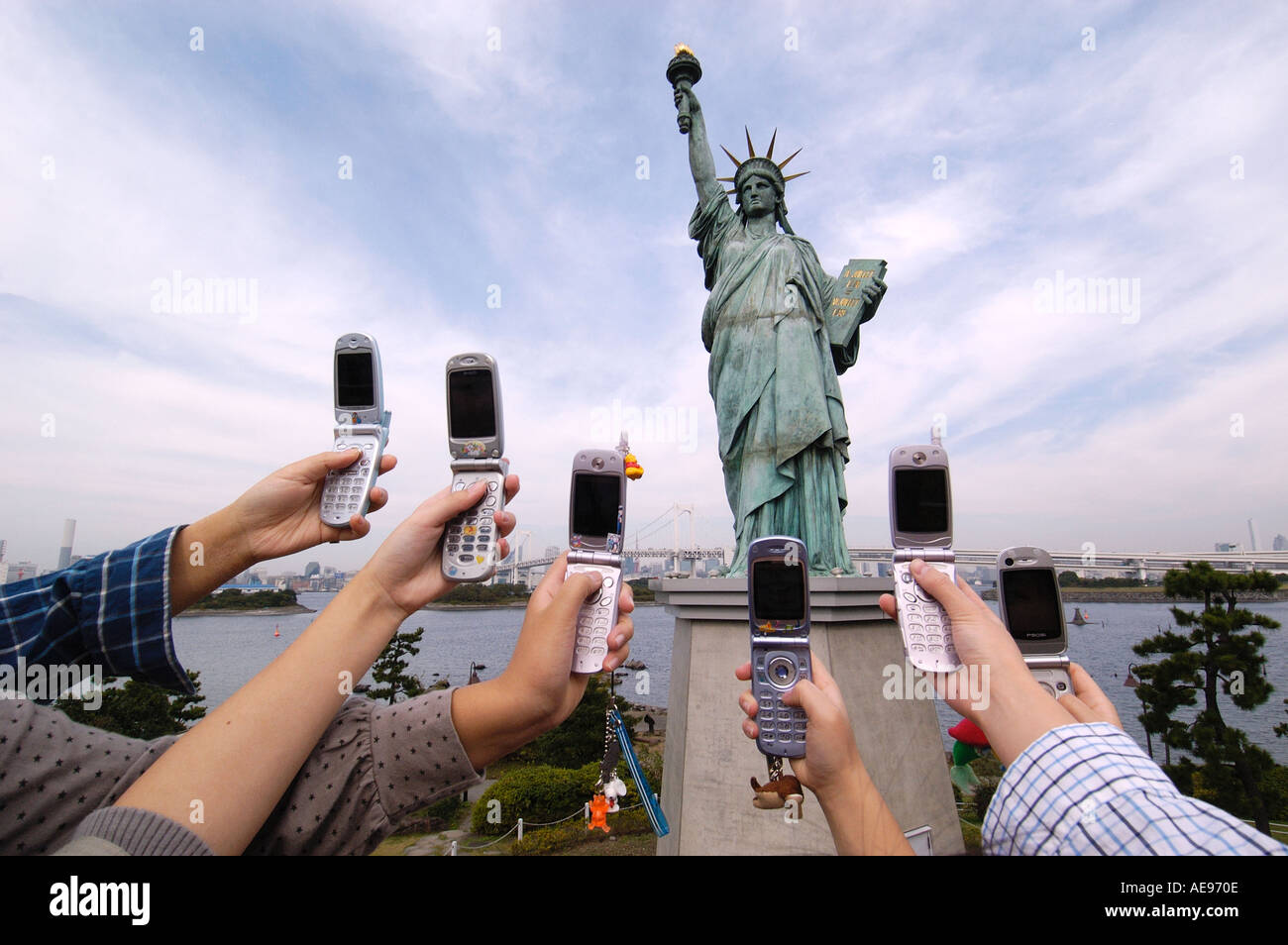 I visitatori che utilizzano telefoni con fotocamera al Tokyo Statua della Libertà in Odaiba Tokyo Giappone Foto Stock