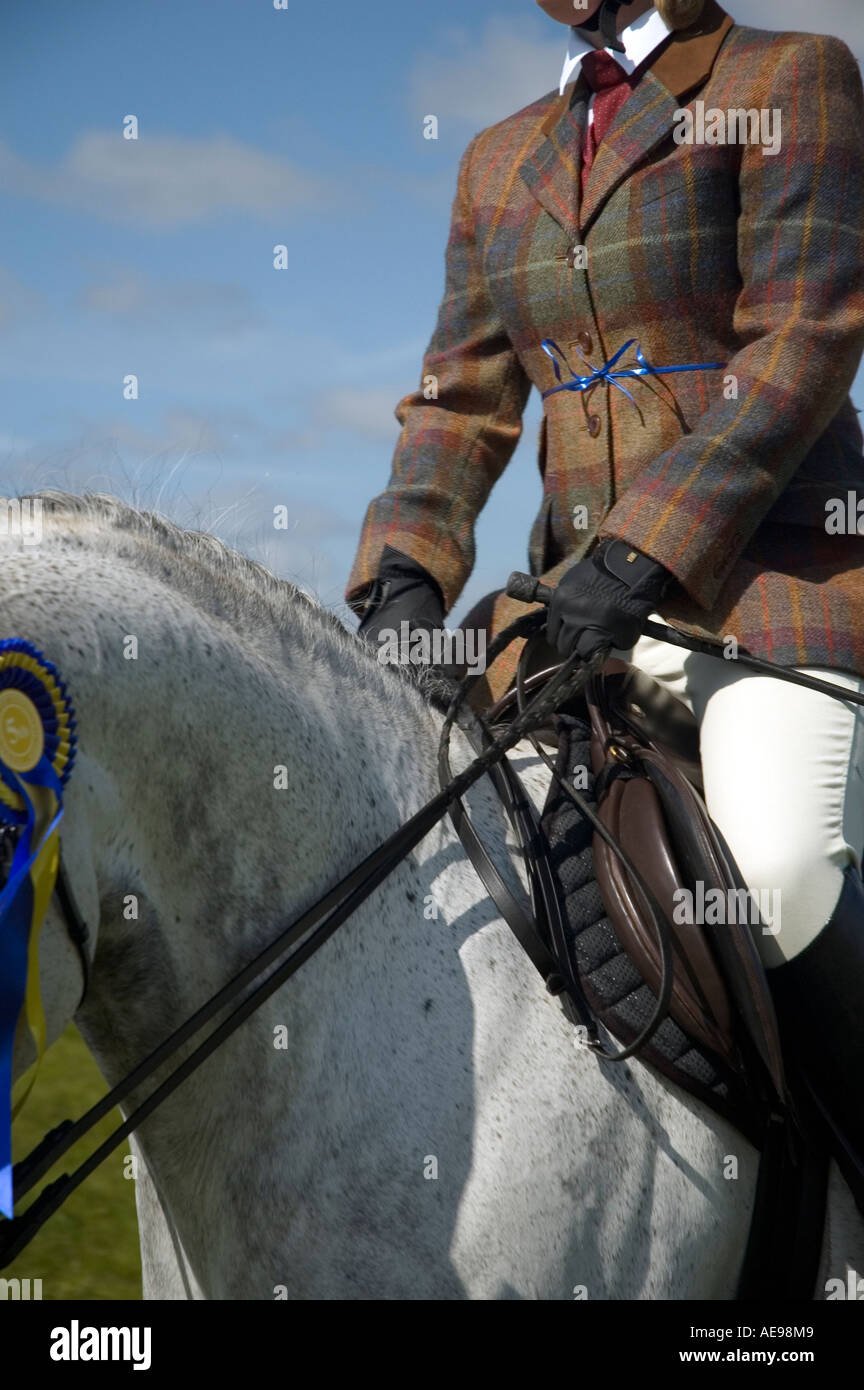 Anonimo pilota femmina su grigio mare cavallo e centrale di West Fife agricola annuale Mostra Giugno 2006 Foto Stock