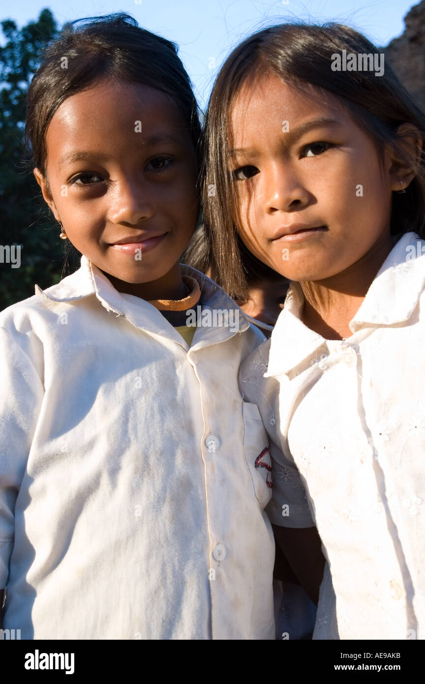 Foto di stock di gli studenti della scuola elementare in un schoolyard vicino a Siem Reap Cambogia Foto Stock