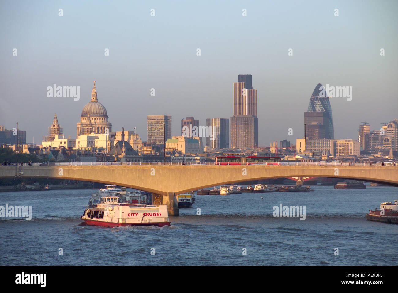 Regno Unito Londra lo skyline della città e Waterloo Bridge St Paul s Cathedral Tower 42 ex NatWest Torre Swiss Re Tower Foto Stock