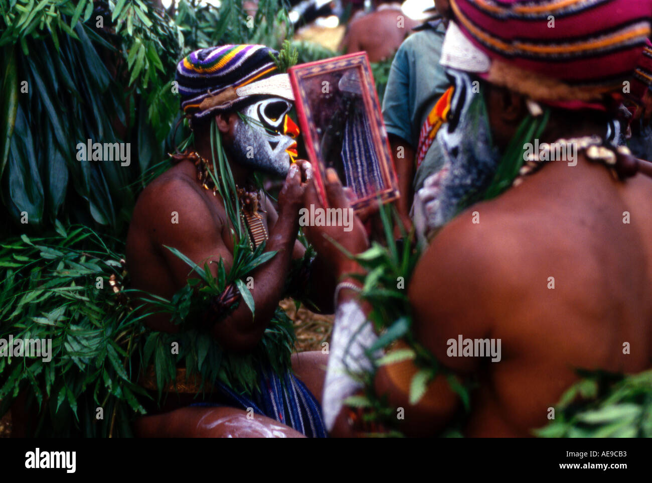 Gli uomini dalle highlands di Papua Nuova guinea applicazione tradizionale vernice faccia a Mount Hagen spettacolo culturale Foto Stock