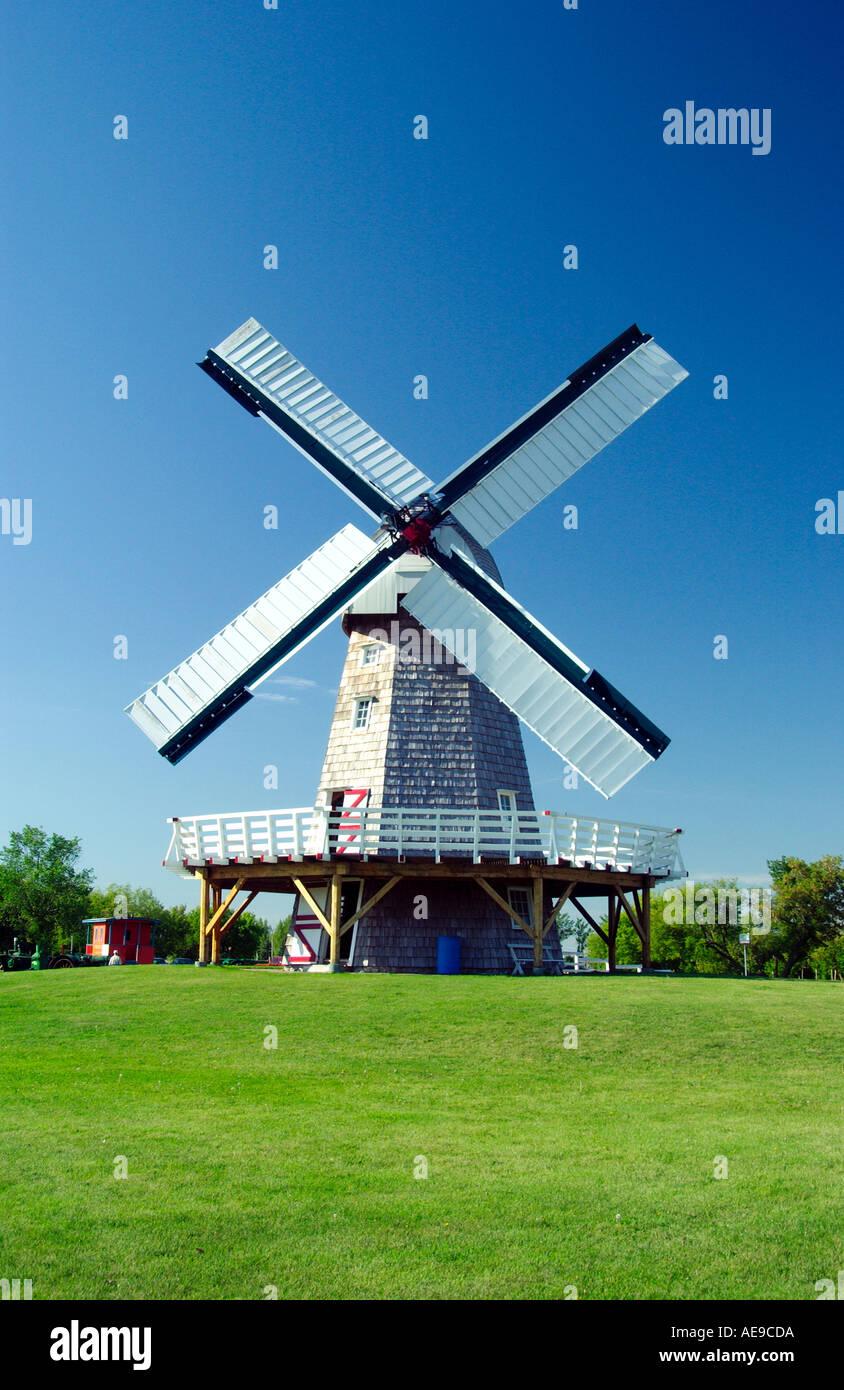 Il mulino a vento a Mennonite Heritage Village Museum di Steinbach di Manitoba in Canada Foto Stock
