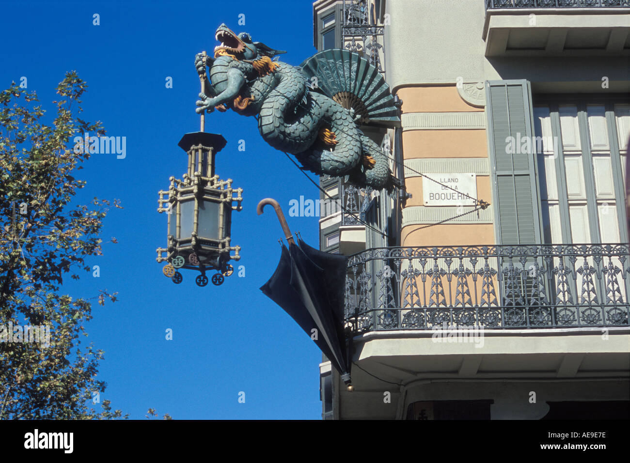 Un Art Deco dragon su un vecchio negozio di ombrello facciata su Las Ramblas Barcellona Spagna Foto Stock