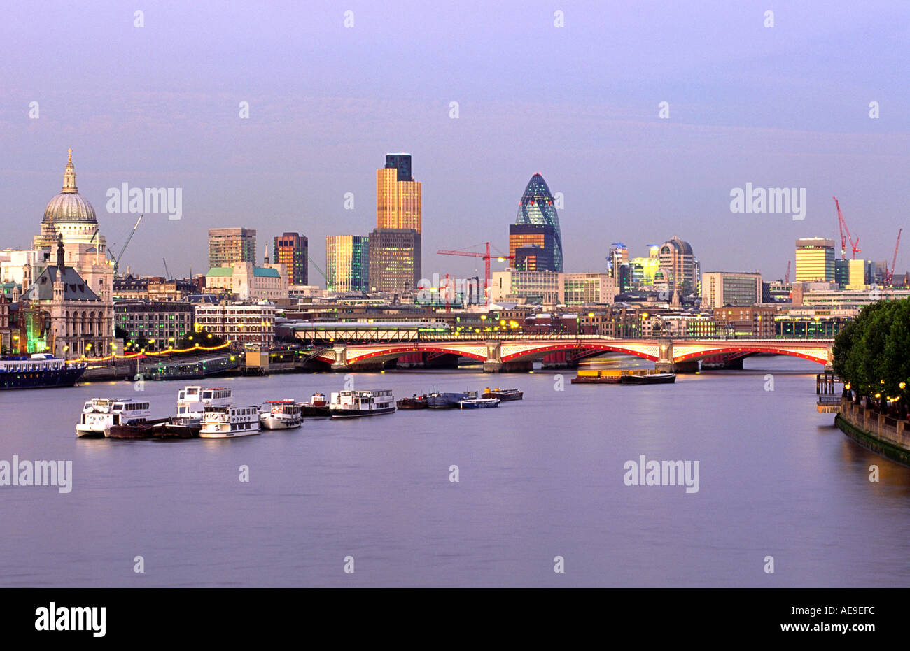Una vista della skyline di Londra al tramonto che mostra il fiume Thames, la cattedrale di St Paul, Blackfriars bridge e parti della città. Foto Stock