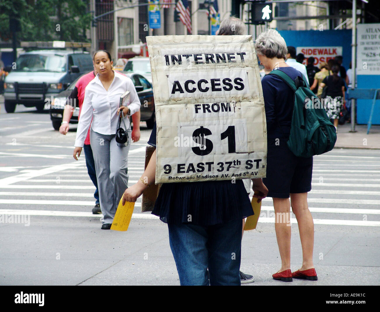 Persona che indossa un cartellone a New York City Foto Stock