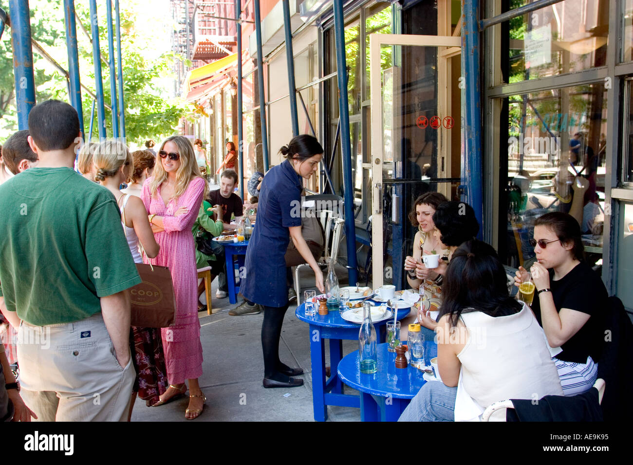 I giovani al di fuori seduta cafe Gitane nel quartiere Nolita Manhattan ny usa Foto Stock