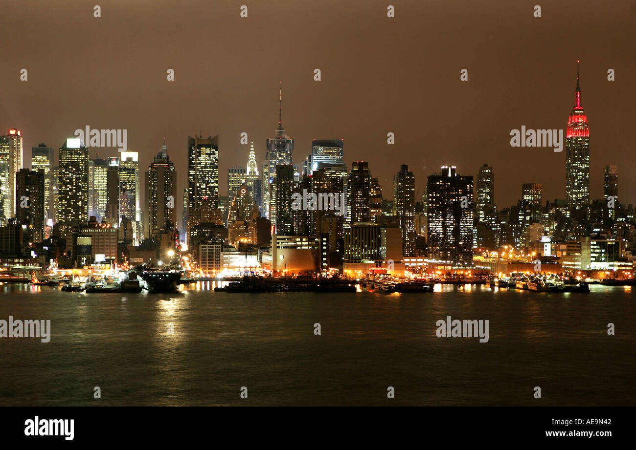 Vista di Manhattan da Weehawken oltre il Fiume Hudson di notte Foto Stock
