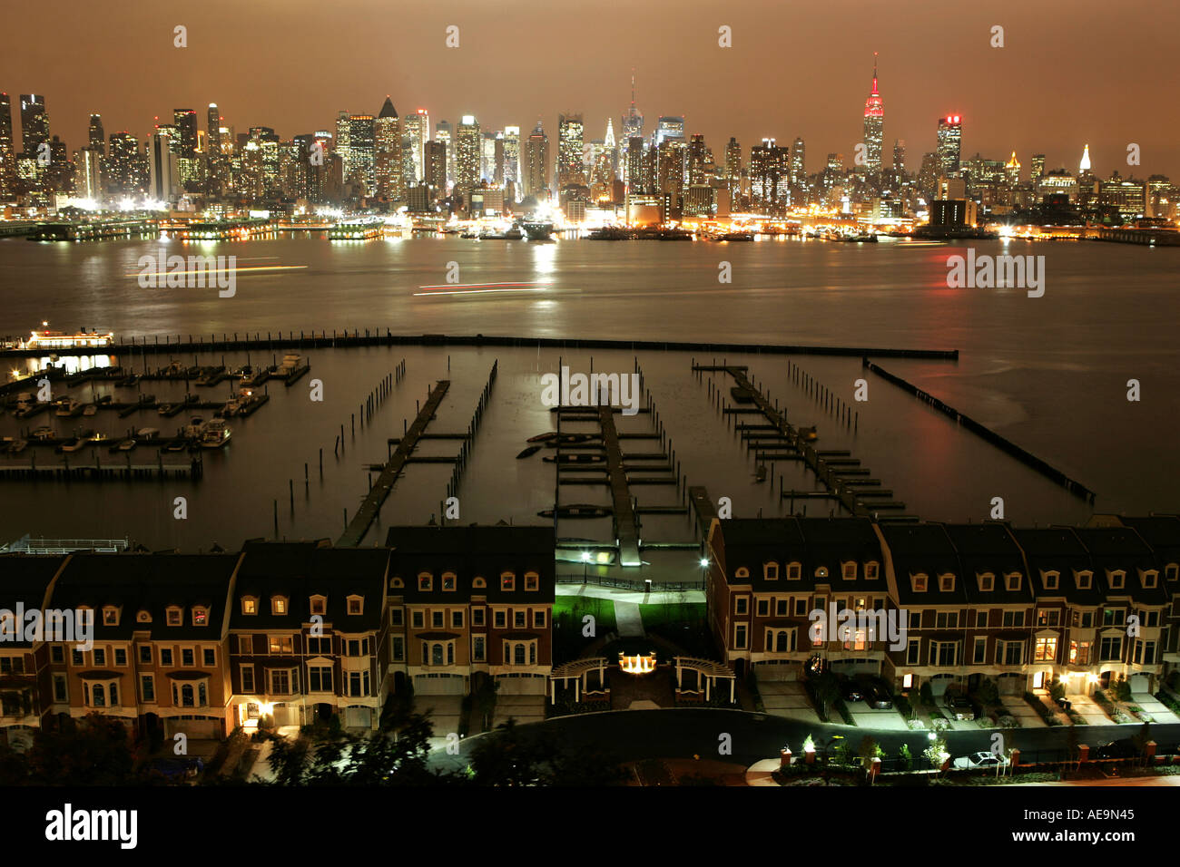 Vista di Manhattan da Weehawken oltre il fiume Hudson presso case di notte a Weehawken Foto Stock