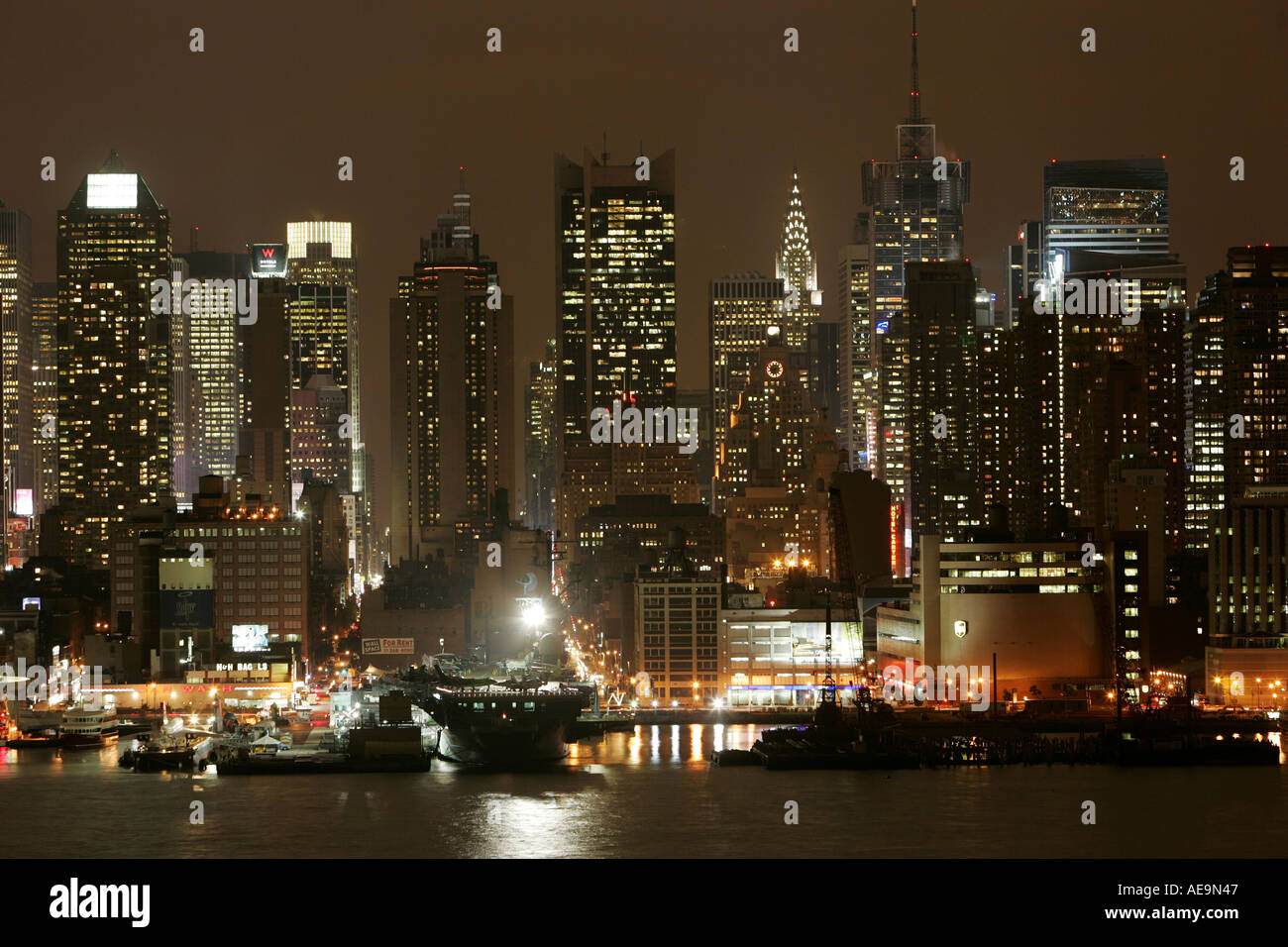 Vista di Manhattan da Weehawken oltre il Fiume Hudson di notte Foto Stock