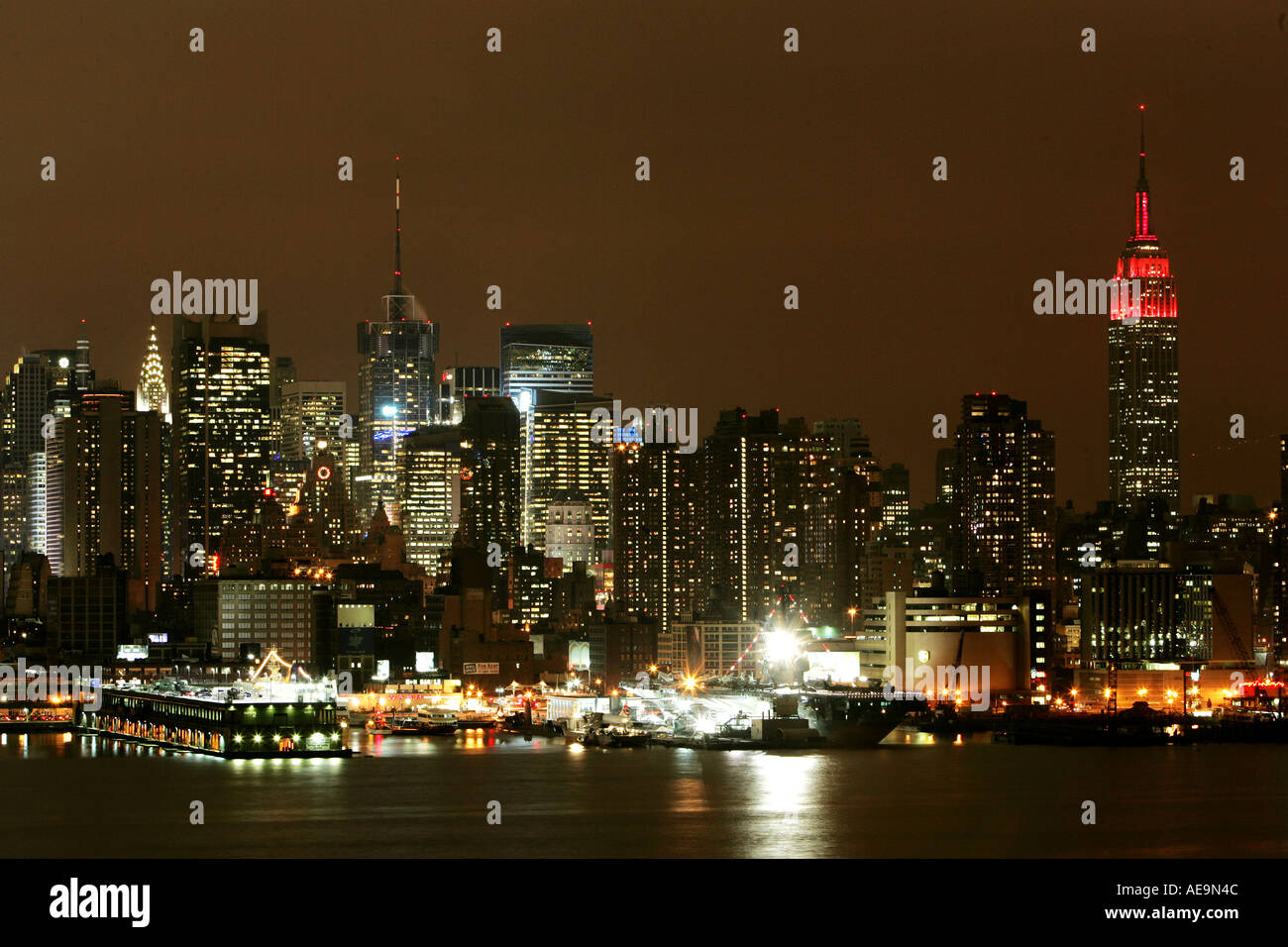 Vista di Manhattan da Weehawken oltre il Fiume Hudson di notte Foto Stock