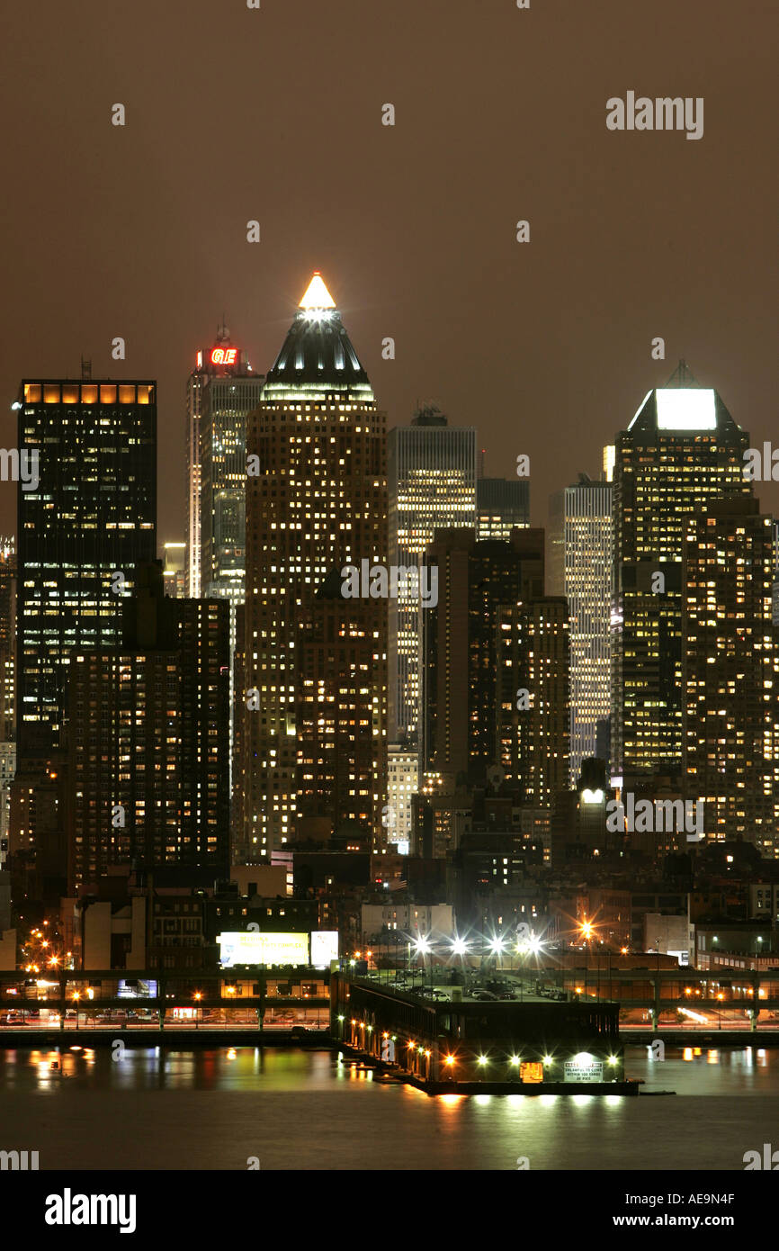 Vista di Manhattan da Weehawken oltre il Fiume Hudson di notte Foto Stock