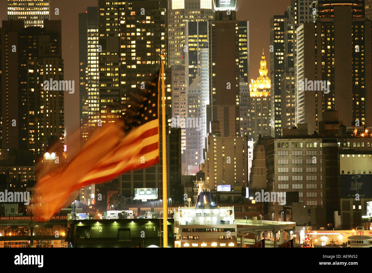 Vista di Manhattan da Weehawken oltre il Fiume Hudson di notte Foto Stock