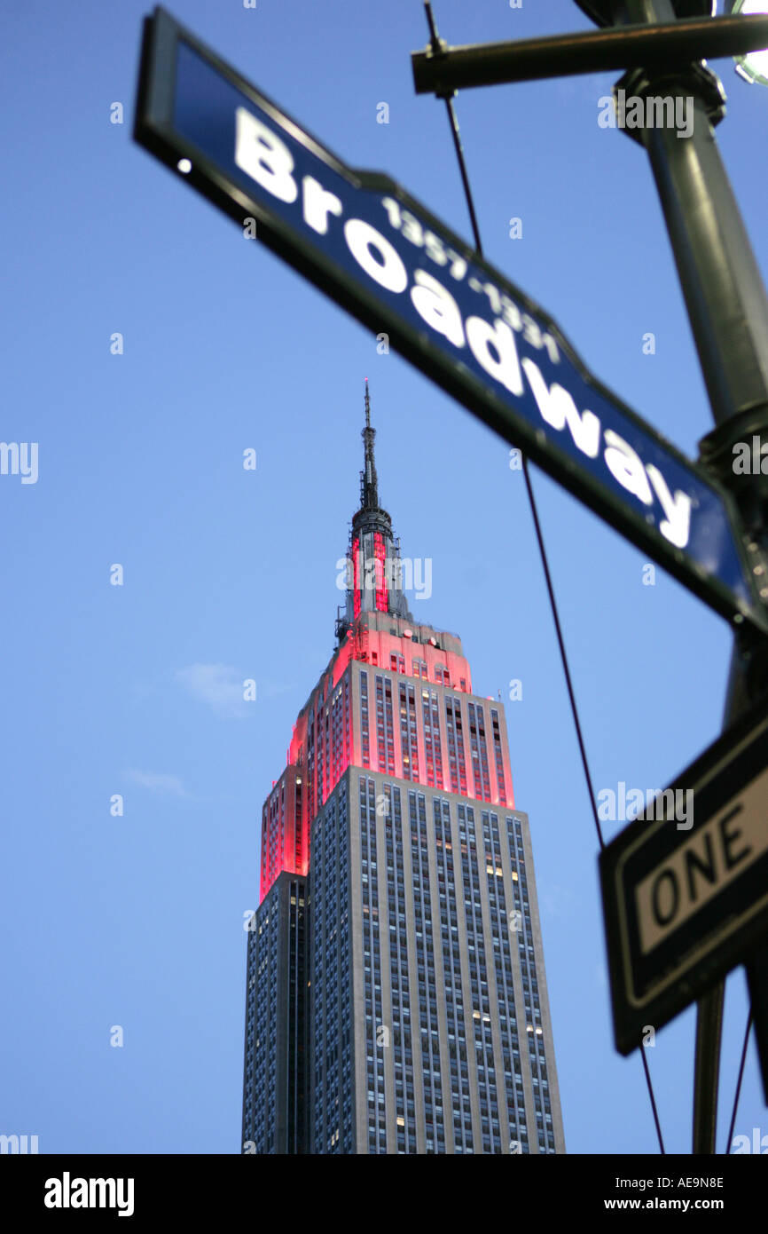 Empire State Building di New York City è accesa Foto Stock