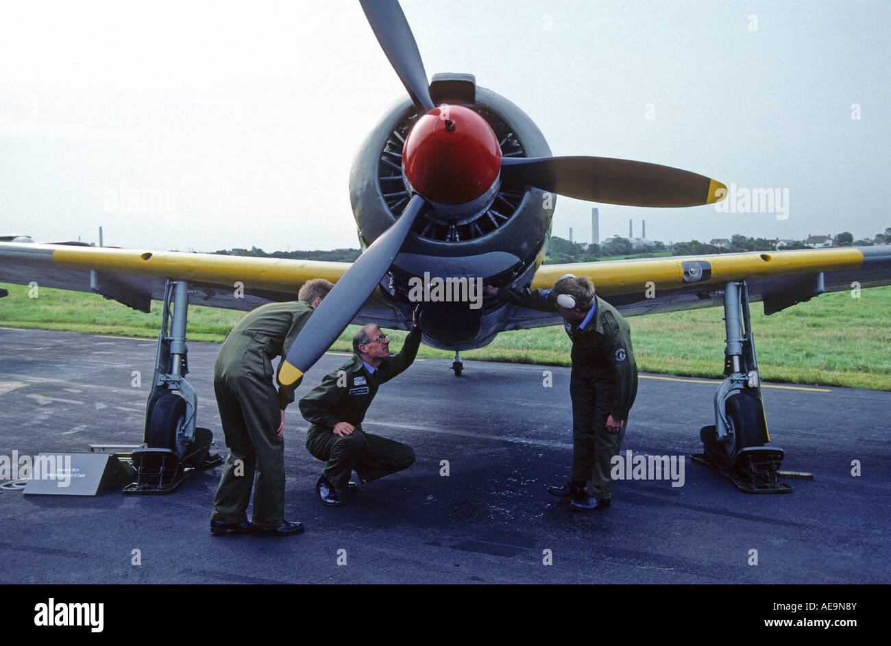 Un pilota e meccanica sono il controllo Kawasaki Tipo 5 Fighter RAF St Athan Foto Stock