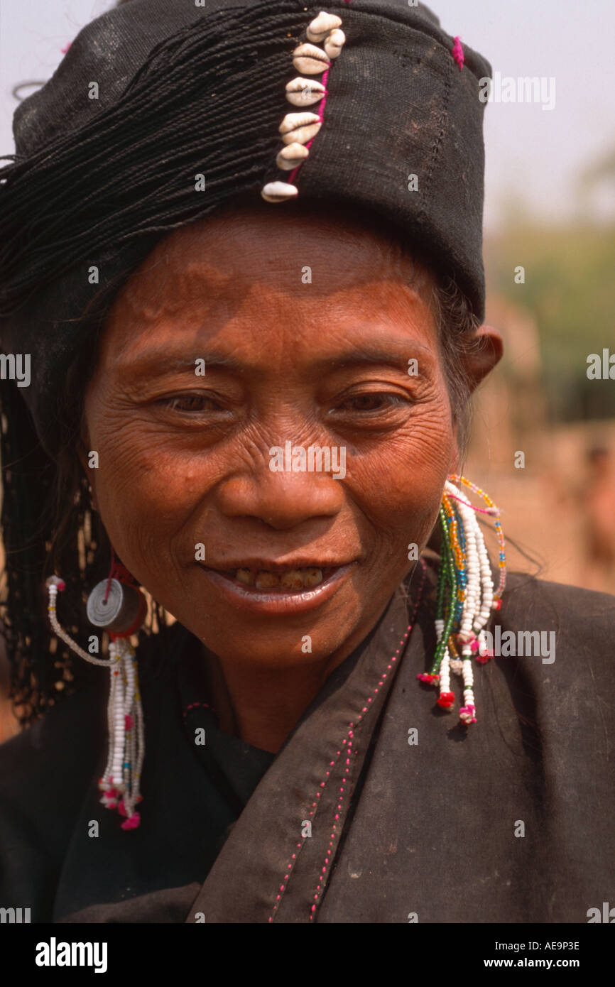 Aeng donna in abito tradizionale con gusci cowrie sul copricapo e orecchini di perle a Aeng villaggio di Ban Mei, Keng Tung, orientale dello Stato di Shan, Birmania Foto Stock