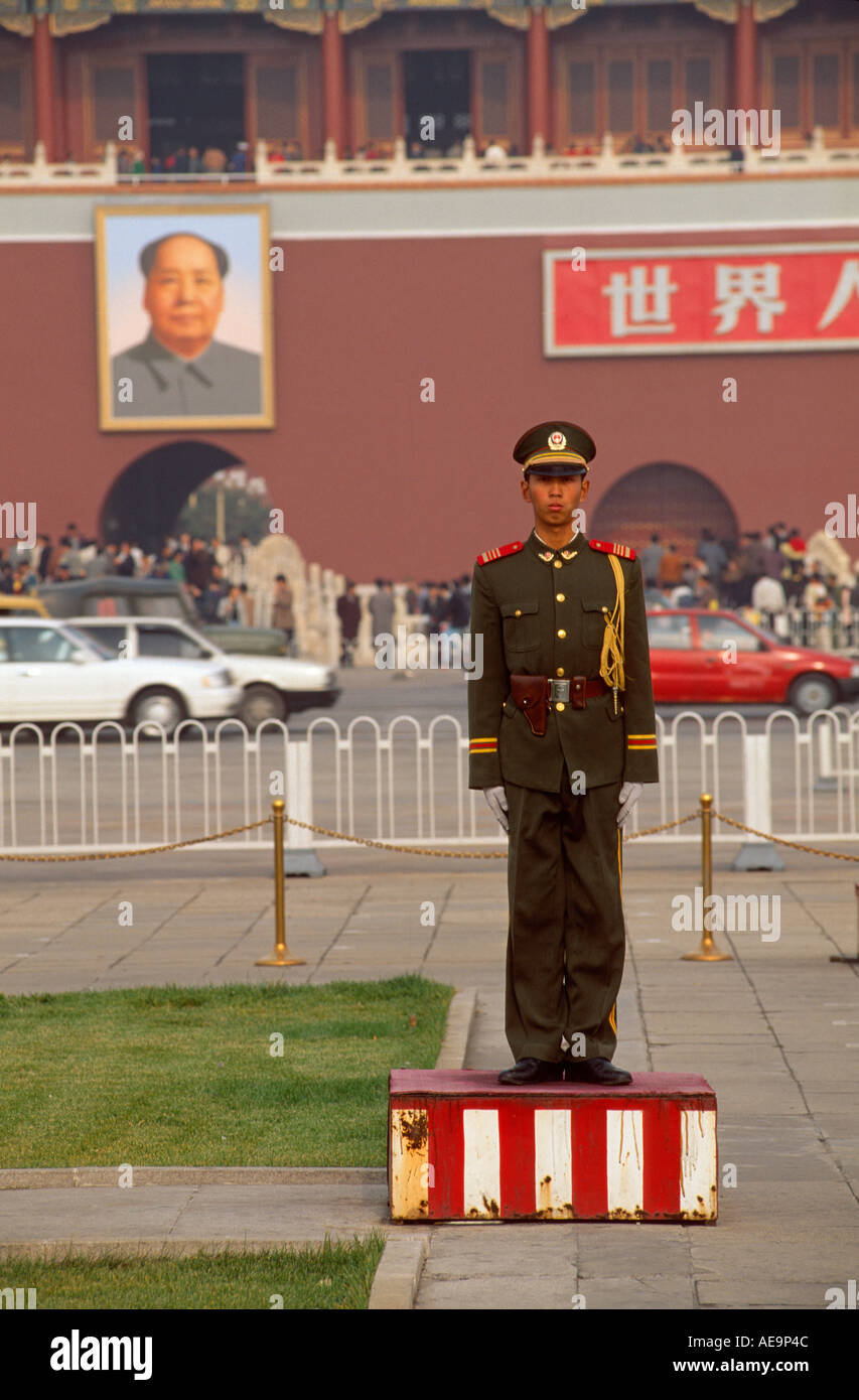 Soldato di permanente attenzione nella parte anteriore del ritratto del Presidente Mao sulla gate di Tiananmen, Piazza Tiananmen, Pechino, Cina Foto Stock