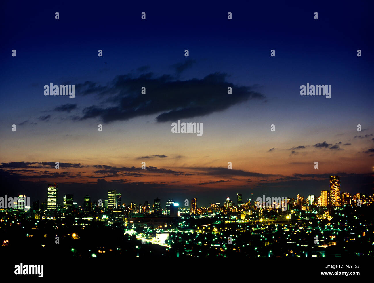 Johannesburg johannesberg cityscape di notte tramonto tramonto con nuvole drammatico Africa del sud Foto Stock