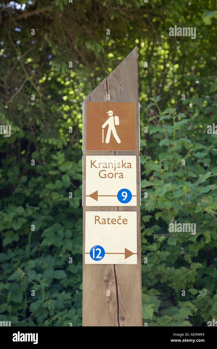 Kranjska Gora Slovenia. Tipico cartello indicatore sulla pista ciclabile e percorso pedonale in valle nelle Alpi Giulie in estate Foto Stock