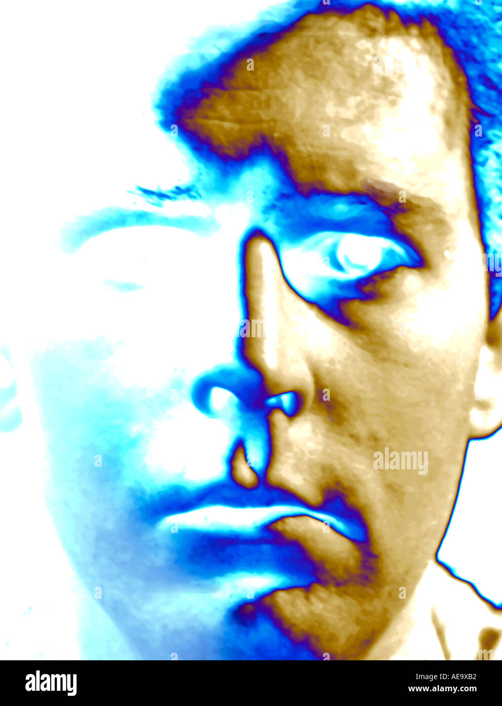 Grafica immagini astratte di metà maschio 20 s a metà 30 s solarised colori bianco e blu metà volto nascosto Foto Stock