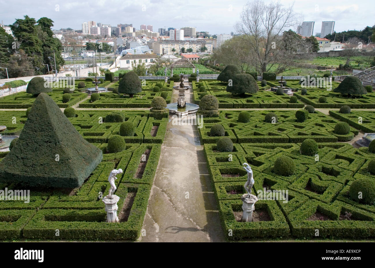 Palacio dos Marchesi da Fronteira, Lisbona, Portogallo. La 17c giardino formale, con una vista panoramica su Lisbona moderna Foto Stock