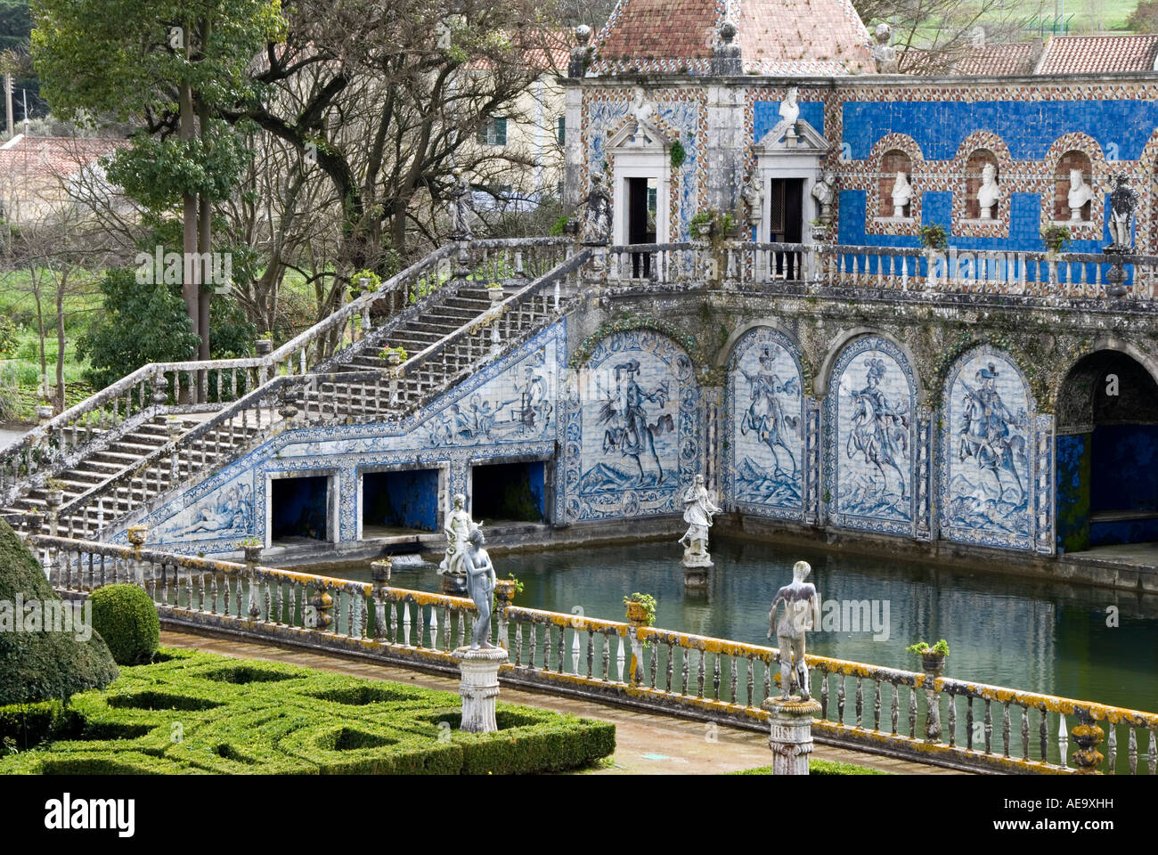 Palacio dos Marchesi da Fronteira, Lisbona, Portogallo. Vista del giardino di acqua dal palace Foto Stock