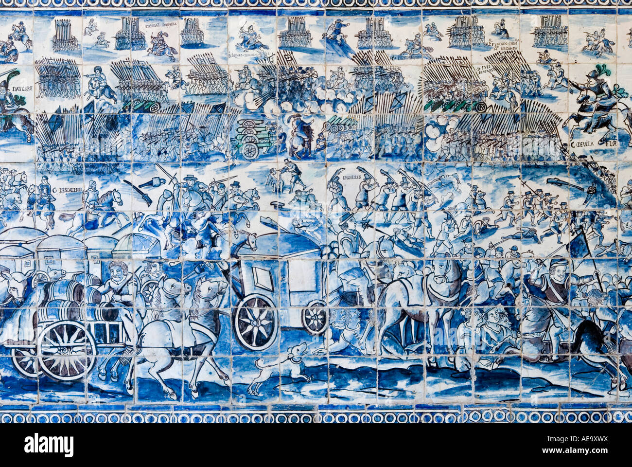 Piastrelle (azulejos) nel Palacio dos Marqueses da Fronteira, a Lisbona, mostrando le truppe portoghesi che combattevano gli spagnoli durante la Guerra di restaurazione del XVII secolo Foto Stock