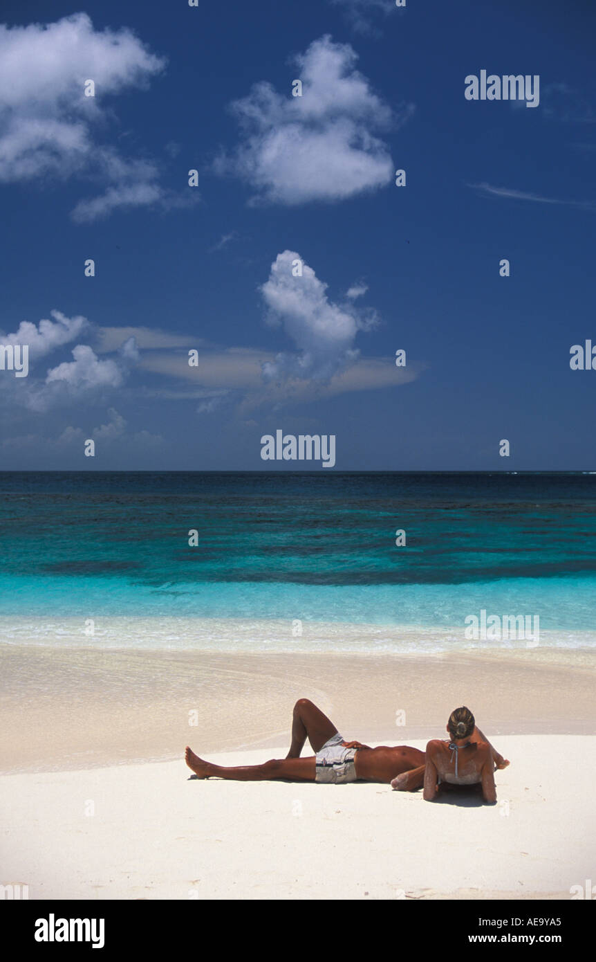 Un giovane si rilassa su Shoal Bay Anguilla una delle spiagge più belle del mondo Foto Stock
