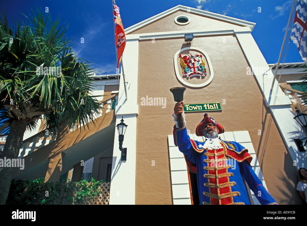 Nella città di San Giorgio Bermuda il Crier della città suona una campana per chiamare la gente alla piazza della città questo è un reenactment per Foto Stock