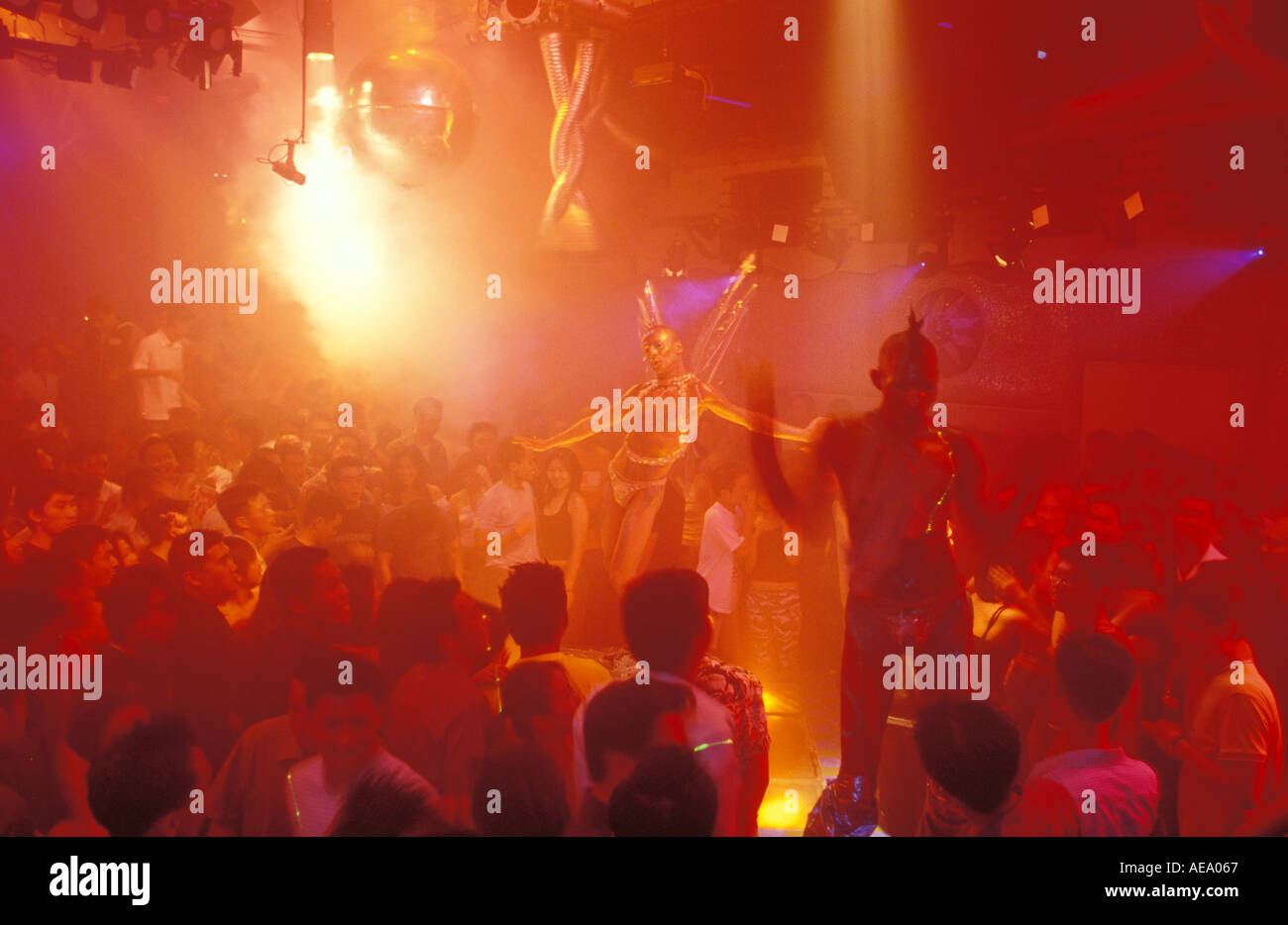 Ballerini al Zouk night club uno dei più popolari luoghi di Singapore Foto Stock