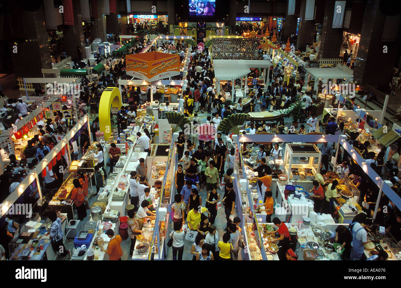 La gente camminare tra molte bancarelle prodotti alimentari all'interno di un centro commerciale durante il Food festival a Singapore Foto Stock