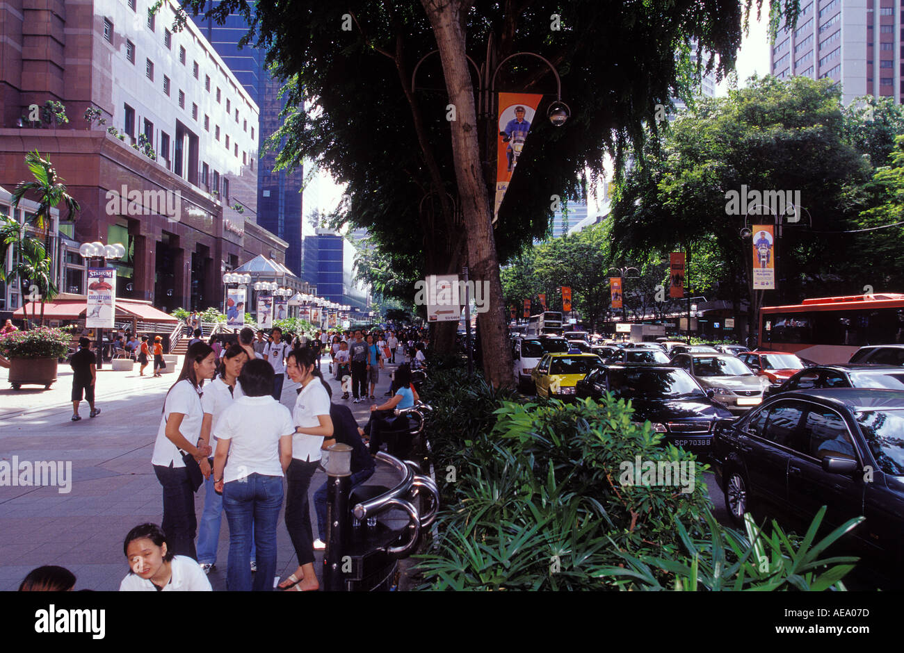 Orchard Road con il traffico intenso dei centri commerciali e grandi alberghi nel centro della città di Singapore Foto Stock