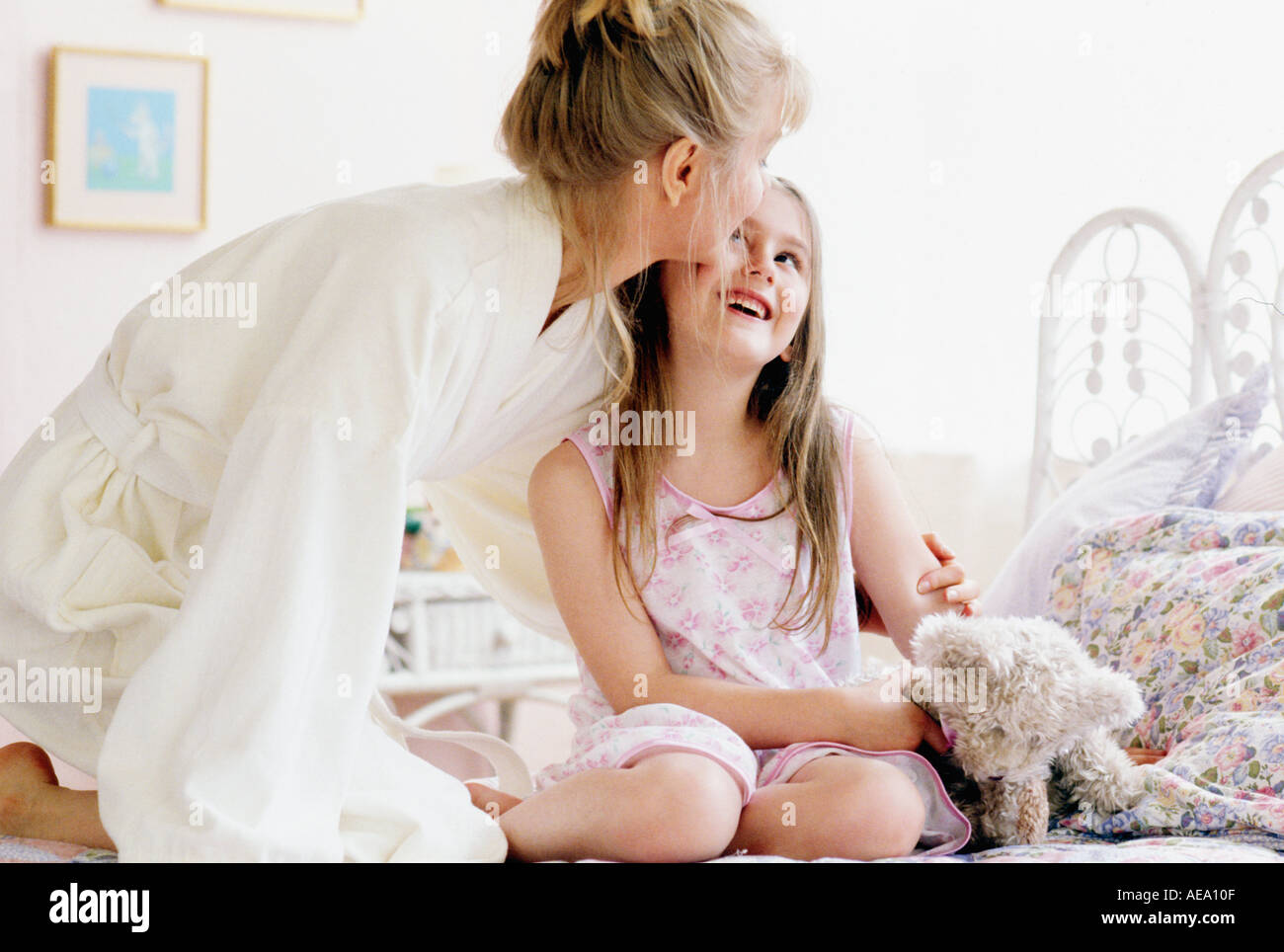 Mamma e figlia sul letto Foto Stock