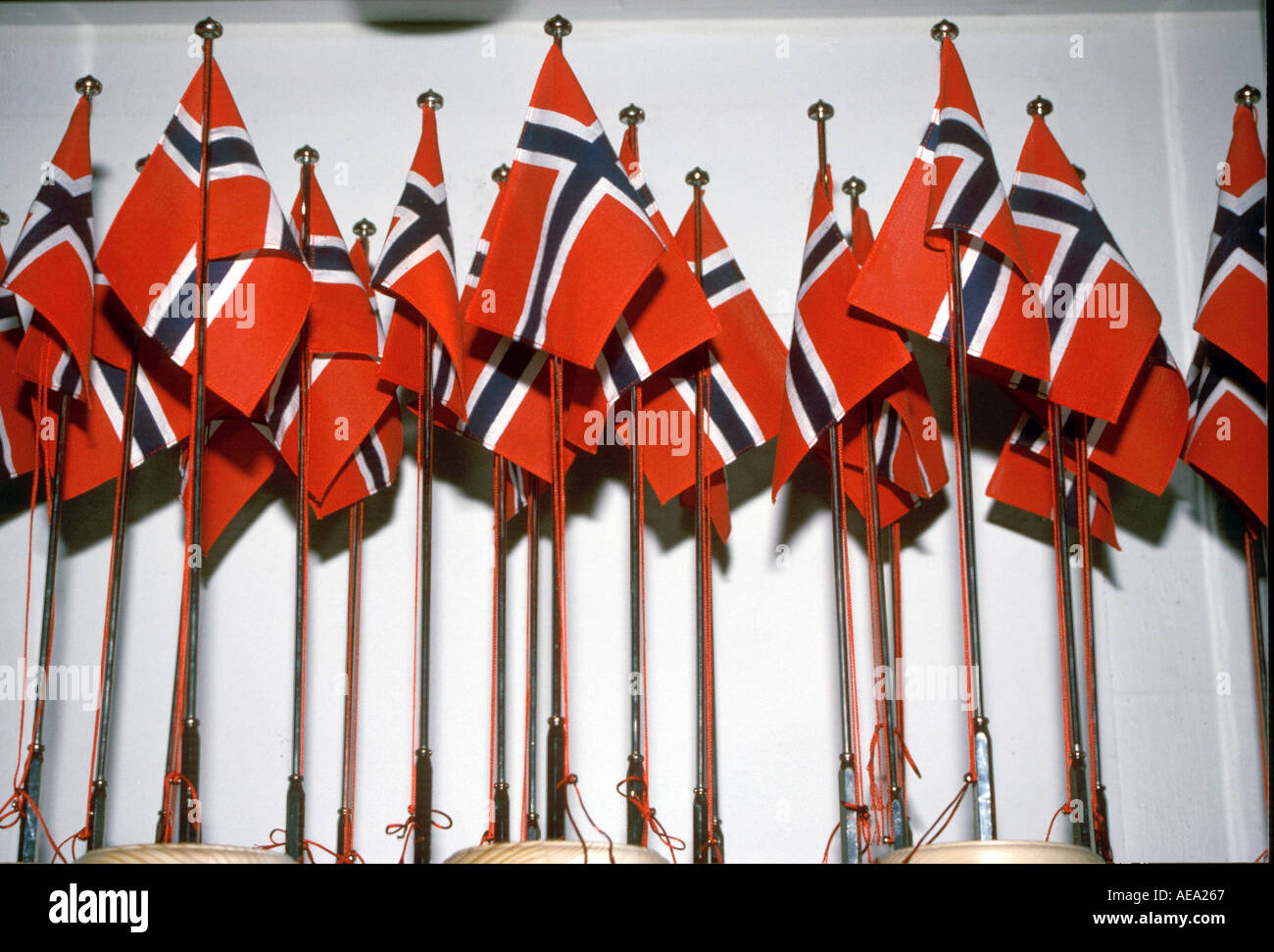 Bandiere norvegesi in esposizione in negozio Foto Stock