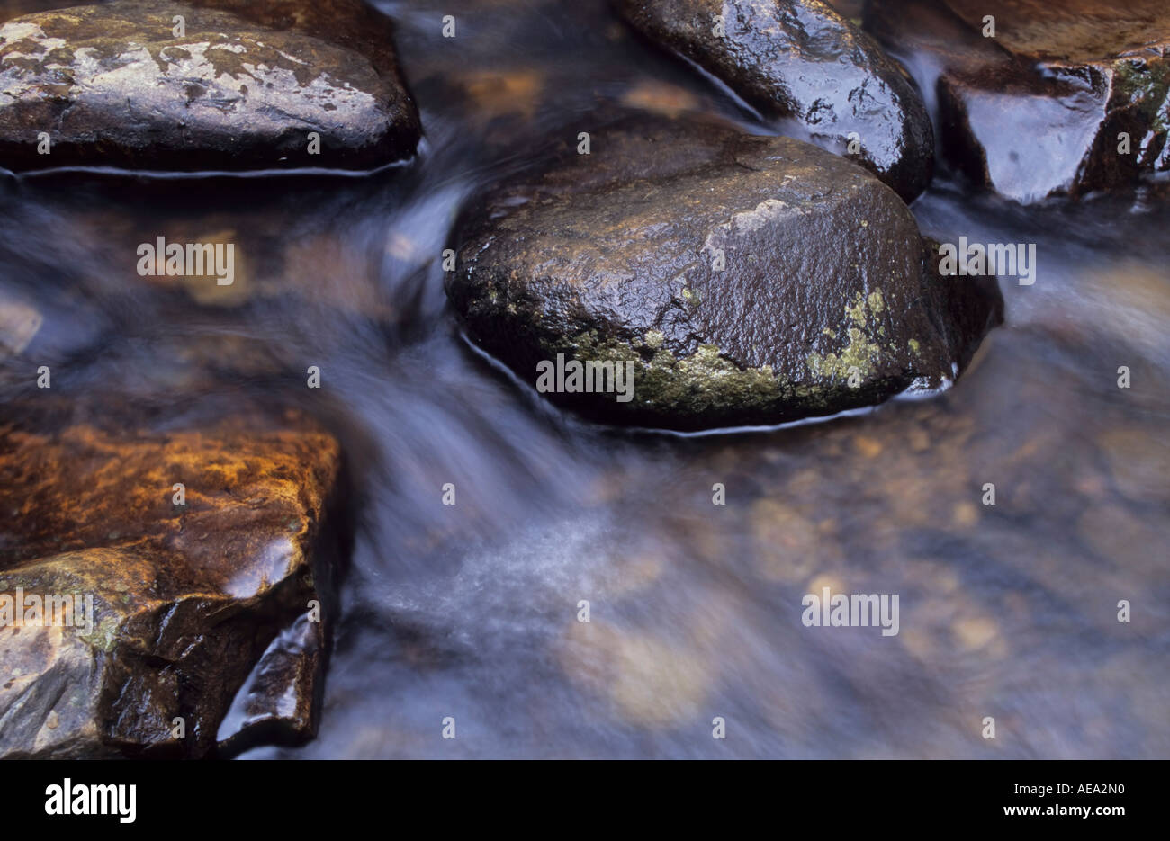 L'acqua che scorre sulle rocce Foto Stock