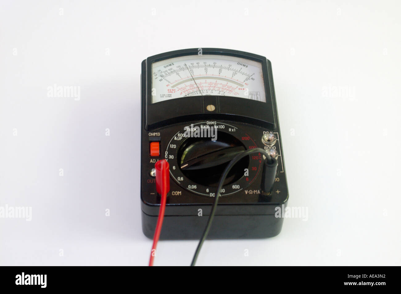 Multimetro analogico essendo utilizzato come un voltmetro Foto Stock