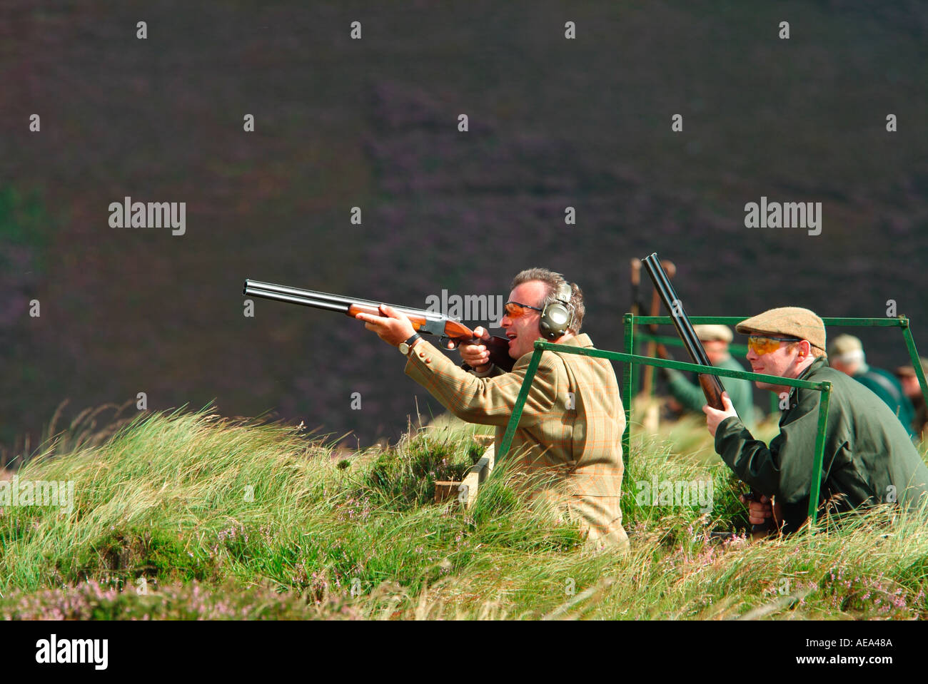 Shooter Roger Mitchell e il caricatore Derek Plenderleigh tiri da Butt Caccia al gallo cedrone Mayshield Station Wagon Scozia Agosto xii Foto Stock